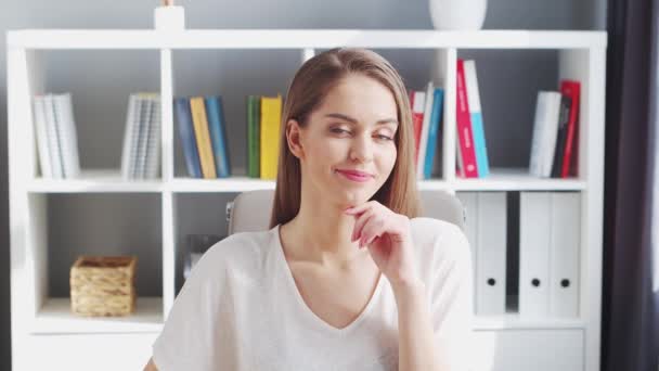 Jonge vrouw werkt bij Binnenlandse Zaken met behulp van de computer. Werkplaats van vrouwelijke ondernemer, freelancer of student. Concept telewerken en onderwijs. — Stockvideo