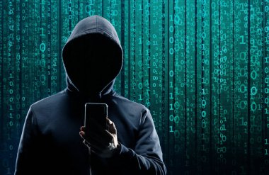 Bilgisayar Programları ve İkili Kod Elementleri ile Soyut Dijital Arkaplan Üzerinde Hacker. Veri hırsızlığı, internet dolandırıcılığı, darknet ve siber güvenlik kavramı.