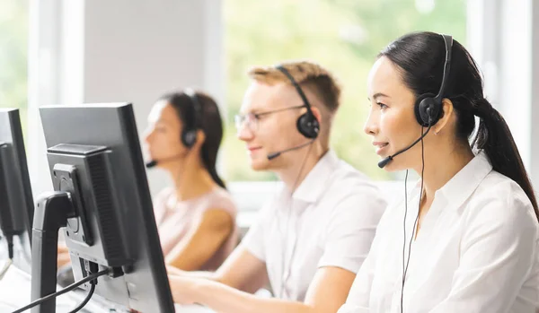 Equipo de personal de apoyo profesional que trabaja en la oficina. Los colegas en el lugar de trabajo resuelven los problemas de los clientes. Centro de llamadas y concepto de atención al cliente. — Foto de Stock