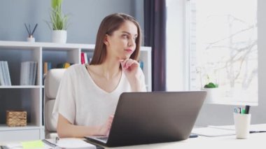 İçişleri Bakanlığı 'nda bilgisayar kullanan genç bir kadın. Kadın Girişimci, Freelancer ya da Öğrenci 'nin işyeri. Uzaktan Çalışma ve Eğitim Konsepti.