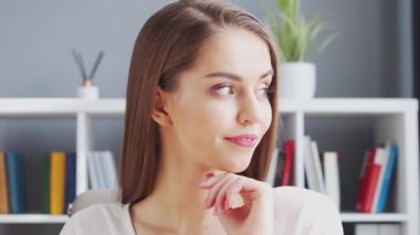 İçişleri Bakanlığı 'nda bilgisayar kullanan genç bir kadın. Kadın Girişimci, Freelancer ya da Öğrenci 'nin işyeri. Uzaktan Çalışma ve Eğitim Konsepti.