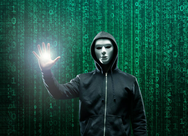 Компьютерный хакер в Худи. Затемненное темное лицо. Концепция хакерской атаки, зараженного вирусом программного обеспечения, темной сети и кибербезопасности.