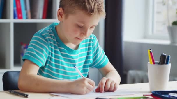 Αγόρι Κάνει Τις Εργασίες Του Στο Τραπέζι Χαριτωμένο Παιδί Μαθαίνει — Αρχείο Βίντεο