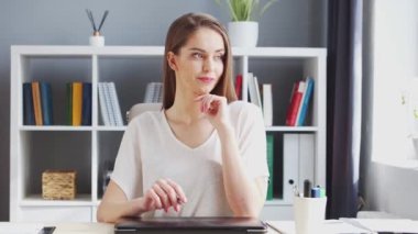İçişleri Bakanlığı 'nda bilgisayar kullanan genç bir kadın. Kadın Girişimci, Freelancer ya da Öğrenci 'nin işyeri. Uzaktan Çalışma ve Eğitim Konsepti.