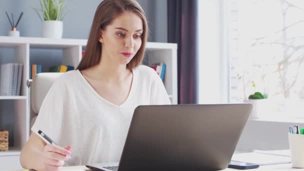 Jonge Vrouw Werkt Online Vanuit Huis Met Behulp Van Laptop — Stockvideo