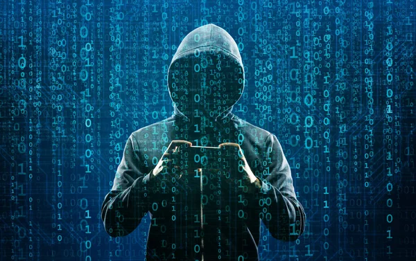 Computer Hacker con capucha. Cara oscura oscurecida. Ataque del hacker, software infectado por virus, Web oscura y concepto de seguridad cibernética . —  Fotos de Stock