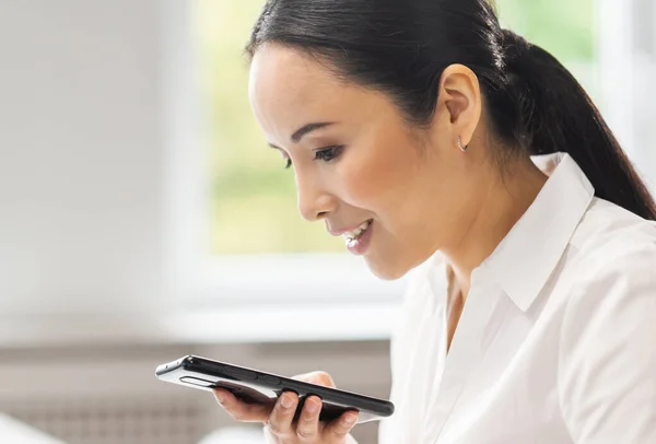 Asian woman works in the office. A professional manager at the workplace solves the problems of clients. Business and finance concept. — Stock Photo, Image