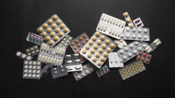 Vele verschillende pillen, tabletten en capsules met medische drugs, vitaminen en antibiotica. Time Lapse Animatie. Gezondheid, Gezondheid, Geneeskunde en Behandeling Concept. — Stockvideo