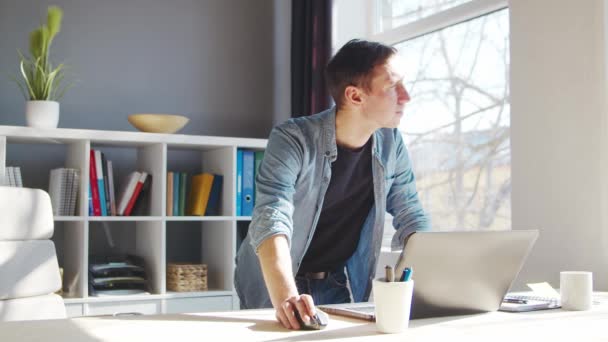 Jonge mannelijke ondernemer werkt op kantoor thuis aan de computer. Werkplaats van freelancer of student. Het begrip "telewerk en onderwijs". — Stockvideo