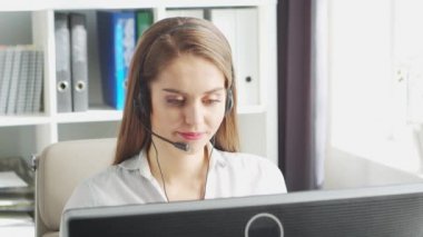 Profesyonel Destek Operatörü İçişleri Bakanlığı 'nda çalışıyor. Müşteri Sorunlarını Çözen Kadın İşyeri. Çağrı Merkezi ve Müşteri Destek Konsepti.