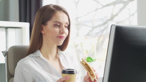 หญิงสาวมีอาหารกลางวันที่ออฟฟิศ สถานที่ทํางานของผู้ประกอบการ ผู้จัดการ หรือนักธุรกิจหญิง รับประทานอาหารและโภชนาการเพื่อสุขภาพที่ Work Concept . — วีดีโอสต็อก