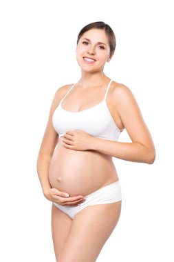 Mayolu hamile bir kadın. Bebek bekleyen ve karnına dokunan kız beyaz arka planda izole edilmiş..