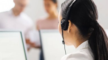Ofiste çalışan profesyonel destek ekibi. İş yerindeki meslektaşlar müşteri sorunlarını çözer. Çağrı merkezi ve müşteri destek kavramı.