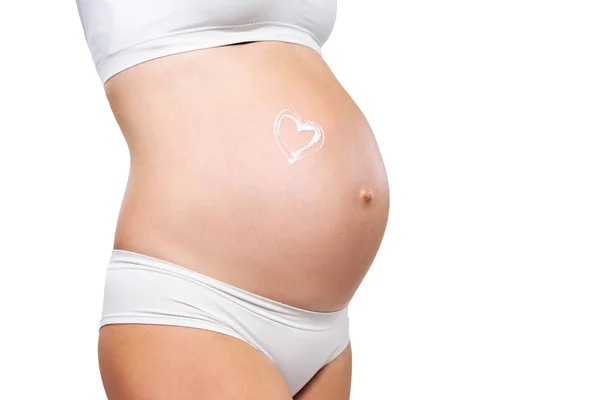 Jovem grávida de fato de banho. Menina esperando um bebê e tocando sua barriga isolada no fundo branco. Imagem de close-up. — Fotografia de Stock