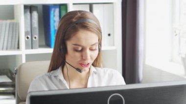 Profesyonel Destek Operatörü İçişleri Bakanlığı 'nda çalışıyor. Müşteri Sorunlarını Çözen Kadın İşyeri. Çağrı Merkezi ve Müşteri Destek Konsepti.