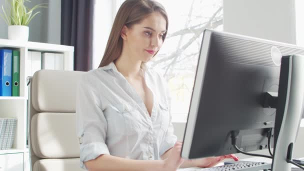 La joven trabaja en la oficina usando la computadora. Lugar de trabajo de Empresario, Gerente o Empresaria. Trabajo remoto y concepto de educación. — Vídeos de Stock