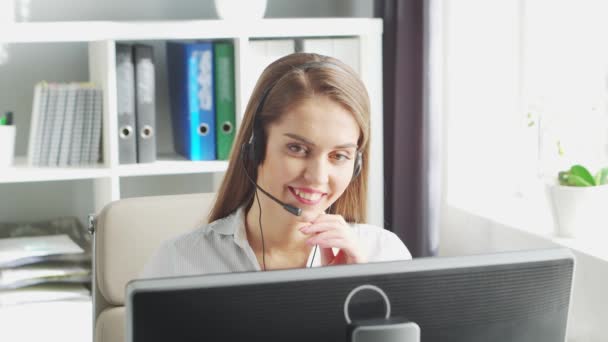 Operador de soporte profesional está trabajando en el Ministerio del Interior. Workplace of Woman Solving Customer Problems (en inglés). Centro de llamadas y concepto de atención al cliente. — Vídeos de Stock