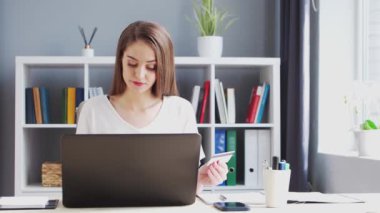 Genç Kadın İnternet 'ten Banka Kredi Kartı Kullanarak İnternetten Satın Alım Yapıyor. Kadın Girişimci, Freelancer ya da Öğrenci 'nin işyeri. Ödeme Sistemleri Konsepti.