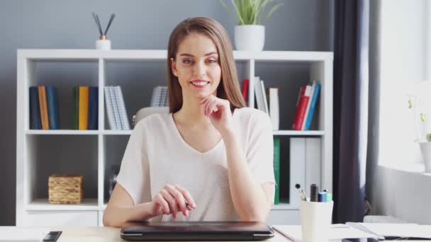 Junge Frau arbeitet im Home Office am Computer. Arbeitsplatz der Unternehmerin, Freiberuflerin oder Studentin. Fernarbeit und Bildungskonzept. — Stockvideo