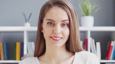 İçişleri Bakanlığı 'nda bilgisayar kullanan genç bir kadın. Kadın Girişimci, Freelancer ya da Öğrenci 'nin işyeri. Uzaktan Çalışma ve Eğitim Konsepti.