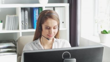 Profesyonel Destek Operatörü İçişleri Bakanlığı 'nda çalışıyor. Müşteri Sorunlarını Çözen Kadın İşyeri. Çağrı Merkezi ve Müşteri Destek Konsepti.