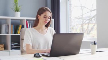 İçişleri Bakanlığı 'nda bilgisayar kullanan genç bir kadın. Kadın Girişimci, Freelancer ya da Öğrenci 'nin işyeri. Uzaktan Çalışma ve Eğitim Konsepti.