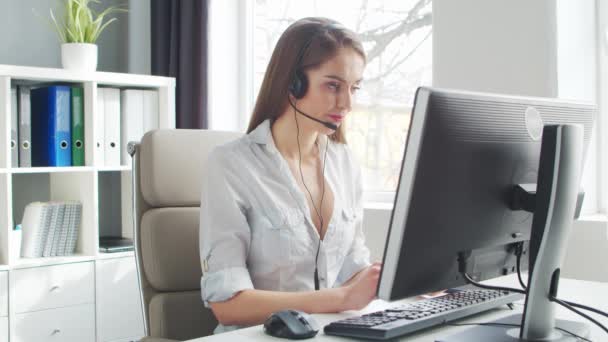 Professional Support Operator arbeitet im Home Office. Arbeitsplatz der Frau bei der Lösung von Kundenproblemen. Call Center und Customer Support Konzept. — Stockvideo
