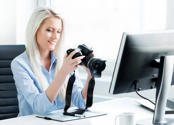 Young Woman Works Home Office Using Computer Milieu Travail Des — Photo