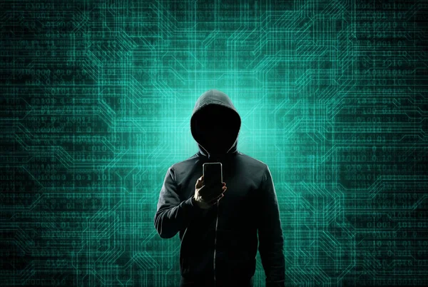 Hacker sobre fondo digital abstracto con elementos de código binario y programas informáticos. Concepto de ladrón de datos, fraude en internet, dark net y ciberseguridad. — Foto de Stock