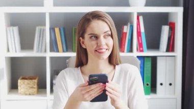 Genç Kadın İç İşleri 'nde Bilgisayar ve Smertphone kullanarak çalışıyor. Kadın Girişimci, Freelancer ya da Öğrenci 'nin işyeri. Uzaktan Çalışma ve Eğitim Konsepti.