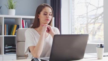 İçişleri Bakanlığı 'nda bilgisayar kullanan genç bir kadın. Kadın Girişimci, Freelancer ya da Öğrenci 'nin işyeri. Uzaktan Çalışma ve Eğitim Konsepti.