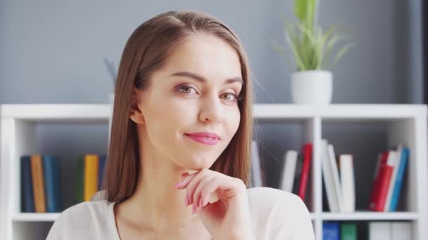 Junge Frau arbeitet im Home Office am Computer. Arbeitsplatz der Unternehmerin, Freiberuflerin oder Studentin. Fernarbeit und Bildungskonzept. — Stockvideo