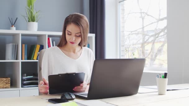 Wanita muda bekerja di Home Office menggunakan komputer. Tempat Kerja Perempuan Pengusaha, Freelancer atau Mahasiswa. Konsep Kerja dan Pendidikan Jauh. — Stok Video