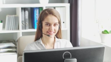 Profesyonel Destek Operatörü İçişleri Bakanlığı 'nda çalışıyor. Müşteri Sorunlarını Çözen Kadın İşyeri. Çağrı Merkezi ve Müşteri Desteği Konsepti.