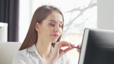 İçişleri Bakanlığı 'nda bilgisayar kullanan genç bir kadın. Kadın Girişimci, Freelancer ya da Öğrenci 'nin işyeri. Uzaktan Çalışma ve Eğitim Konsepti.