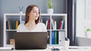 İçişleri Bakanlığı 'nda bilgisayar kullanan genç bir kadın. Kadın Girişimci, Freelancer ya da Öğrenci 'nin işyeri. Uzaktan Çalışma ve Eğitim Konsepti.