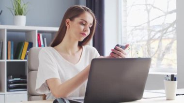 İçişleri Bakanlığı 'nda bilgisayar kullanan genç bir kadın. Kadın Girişimci, Freelancer ya da Öğrenci 'nin işyeri. Uzaktan Çalışma ve Eğitim Konsepti.