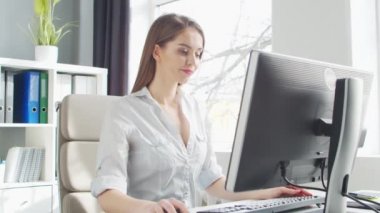 İçişleri Bakanlığı 'nda bilgisayar kullanan genç bir kadın. Kadın Girişimci, Freelancer ya da Öğrenci 'nin işyeri. Uzaktan Çalışma ve Eğitim Konsepti.