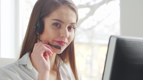 Operador Suporte Profissional Está Trabalhando Home Office Local Trabalho Mulher — Vídeo de Stock