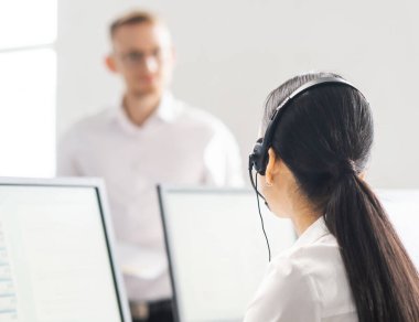 Ofiste çalışan profesyonel destek ekibi. İş yerindeki meslektaşlar müşteri sorunlarını çözer. Çağrı merkezi ve müşteri destek kavramı.