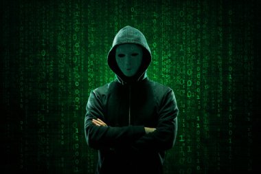 Bilgisayar korsanı beyaz maske ve kapüşonlu portresi. Gizlenmiş karanlık yüzü. Veri hırsız, internet dolandırıcılık, darknet ve siber güvenlik kavramı.