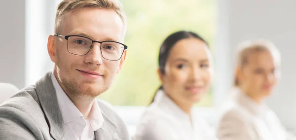 Team Von Professionellen Mitarbeitern Die Büro Arbeiten Kollegen Arbeitsplatz Lösen — Stockfoto