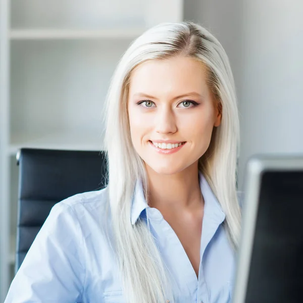 Young Woman Works Home Office Using Computer Milieu Travail Des — Photo