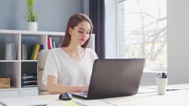 İçişleri Bakanlığı 'nda bilgisayar kullanan genç bir kadın. Kadın Girişimci, Freelancer ya da Öğrenci 'nin işyeri. Uzaktan Çalışma ve Eğitim Konsepti.
