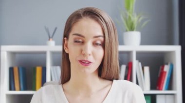 İçişleri Bakanlığı 'nda bilgisayar kullanan genç bir kadın. Kadın Girişimci, Freelancer ya da Öğrenci 'nin işyeri. Uzaktan Çalışma ve Eğitim Konsepti.