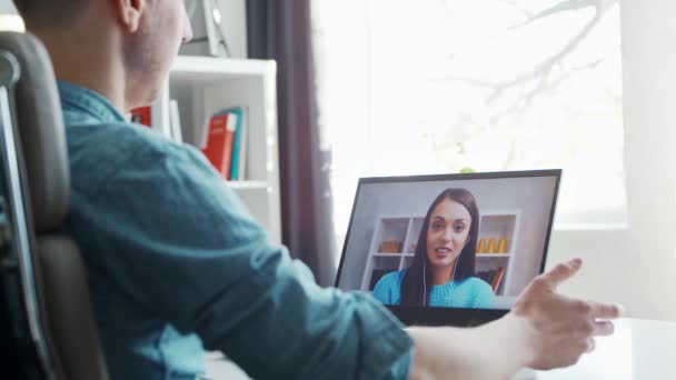 Namorado e namorada têm conversa chamada on-line via internet. Os jovens estão sentados em casa e têm teleconferência. Um homem e uma mulher que falam. Data remota e conceito de comunicação. — Vídeo de Stock