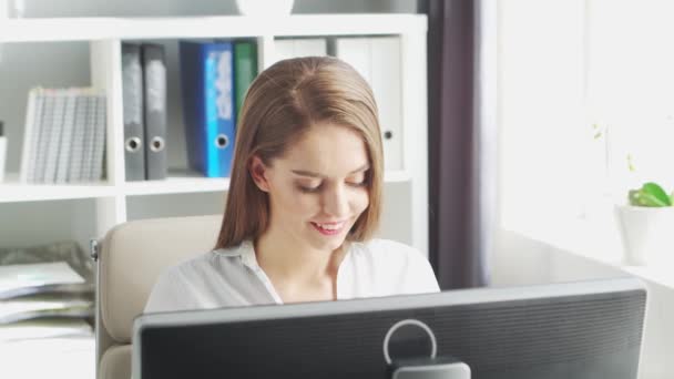 Giovane donna lavora in ufficio utilizzando il computer. Luogo di lavoro di imprenditore, manager o donna d'affari. Concetto di lavoro a distanza e istruzione. — Video Stock