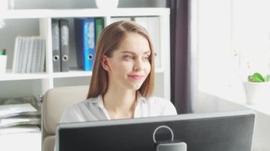 İçişleri Bakanlığı 'nda bilgisayar kullanan genç bir kadın. Kadın Girişimci, Freelancer ya da Öğrenci 'nin işyeri. Uzaktan Çalışma ve Eğitim Konsepti.
