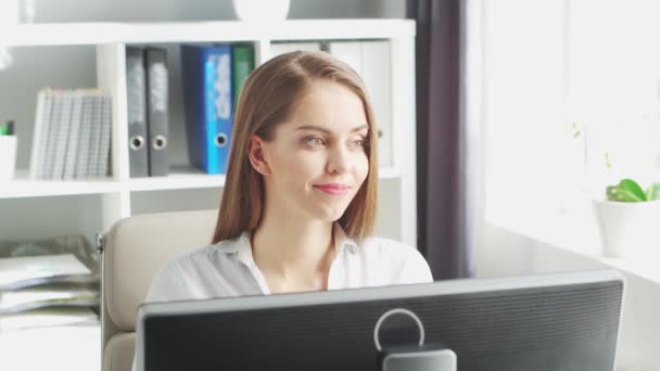 Giovane donna lavora al Home Office utilizzando il computer. Luogo di lavoro di imprenditrice, freelance o studentessa. Concetto di lavoro a distanza e istruzione. — Video Stock