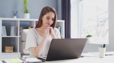 İçişleri Bakanlığı 'nda bilgisayar kullanan genç bir kadın. Kadın Girişimci, Freelancer ya da Öğrenci 'nin işyeri. Uzaktan Çalışma ve Eğitim Konsepti.